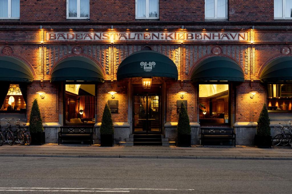 ein Backsteingebäude mit Zugang zu einem Restaurant in der Unterkunft Ascot Hotel in Kopenhagen