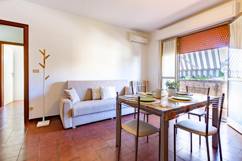 托爾托雷托的住宿－Appartamento Vespucci Trilo Plus - MyHo Casa，客厅配有桌子和沙发