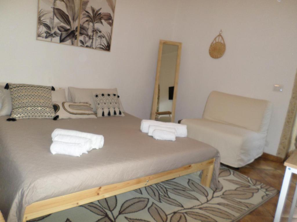 カターニアにあるVichomeのベッド、ソファ、椅子が備わる客室です。