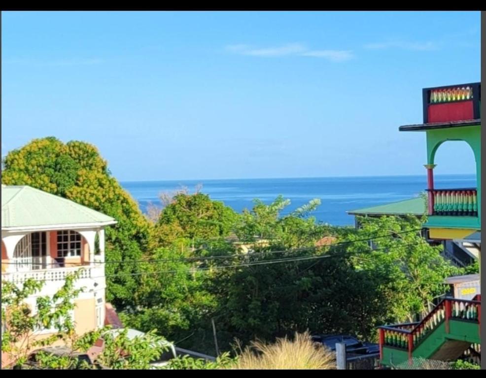 Pointe Michel的住宿－KanXio House，背景中享有一座建筑的海景