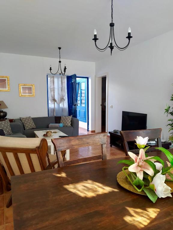 A television and/or entertainment centre at Casa El Rincon Azul
