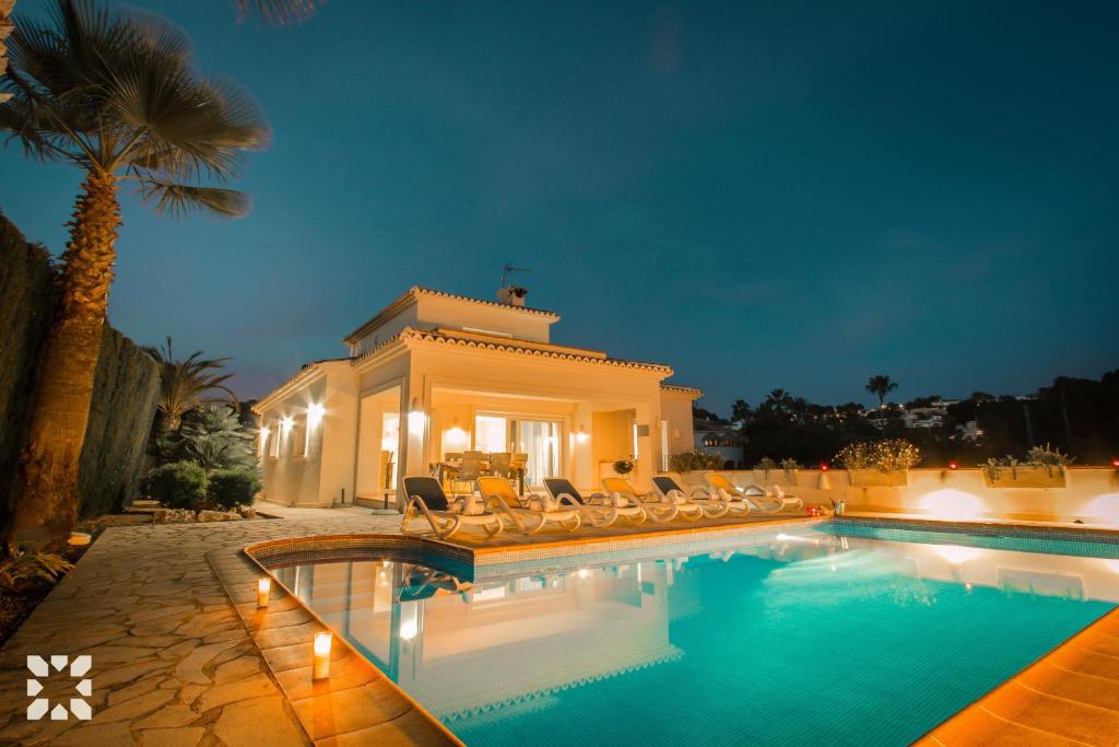 een villa met een zwembad in de nacht bij Villa Baladrar Way by Abahana Villas in Benissa