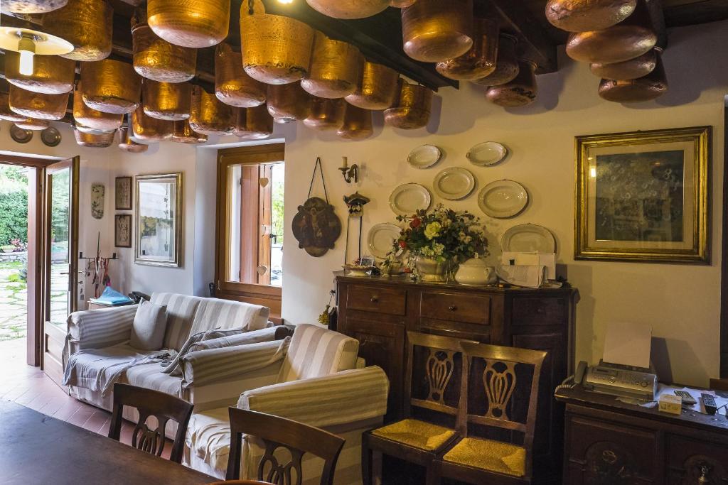 a living room with couches and plates on the wall at La Residence da Caterina in Vittorio Veneto