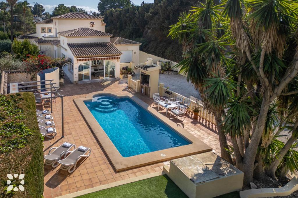 una vista aérea de una casa con piscina en Villa Baladrar by Abahana Villas, en Benissa