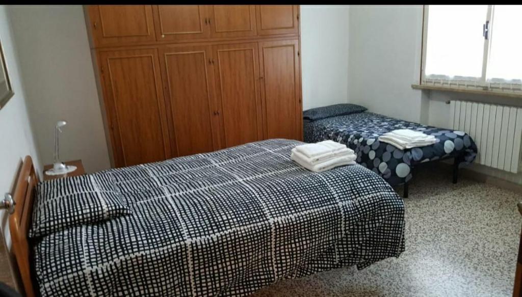 1 dormitorio con 2 camas y armario de madera en Vintage Sleep en Rímini