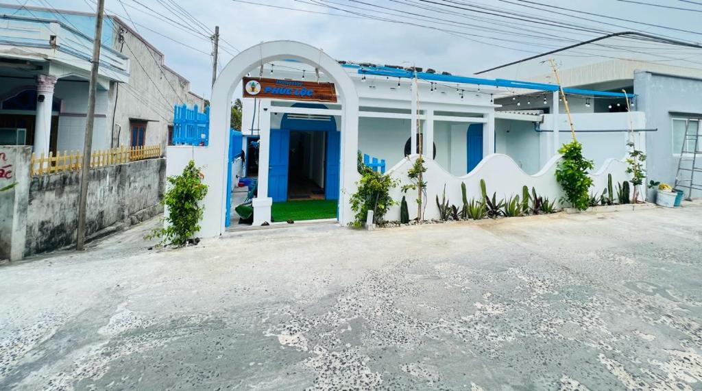 an empty street in front of a building at Homestay Phúc Lộc Phú Quý in Cu Lao Thu