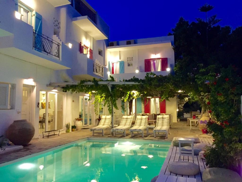 Bazén v ubytování Aphrodite Boutique Hotel nebo v jeho okolí