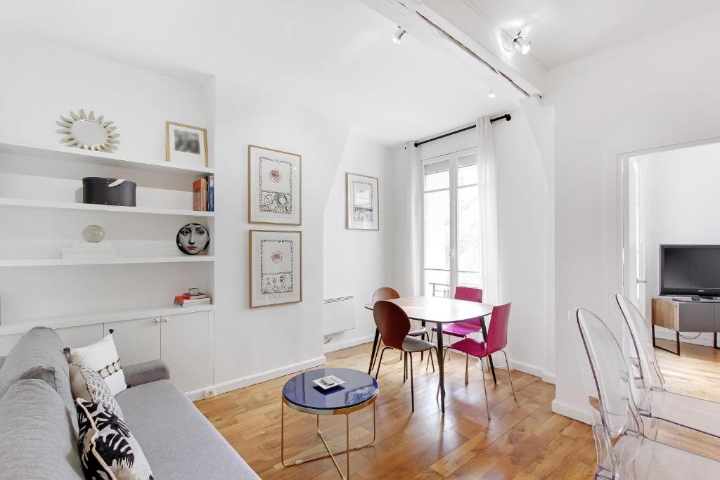 un salon avec un canapé et une table dans l'établissement Pick A Flat's Apartment in Saint Germain - Rue de Buci, à Paris