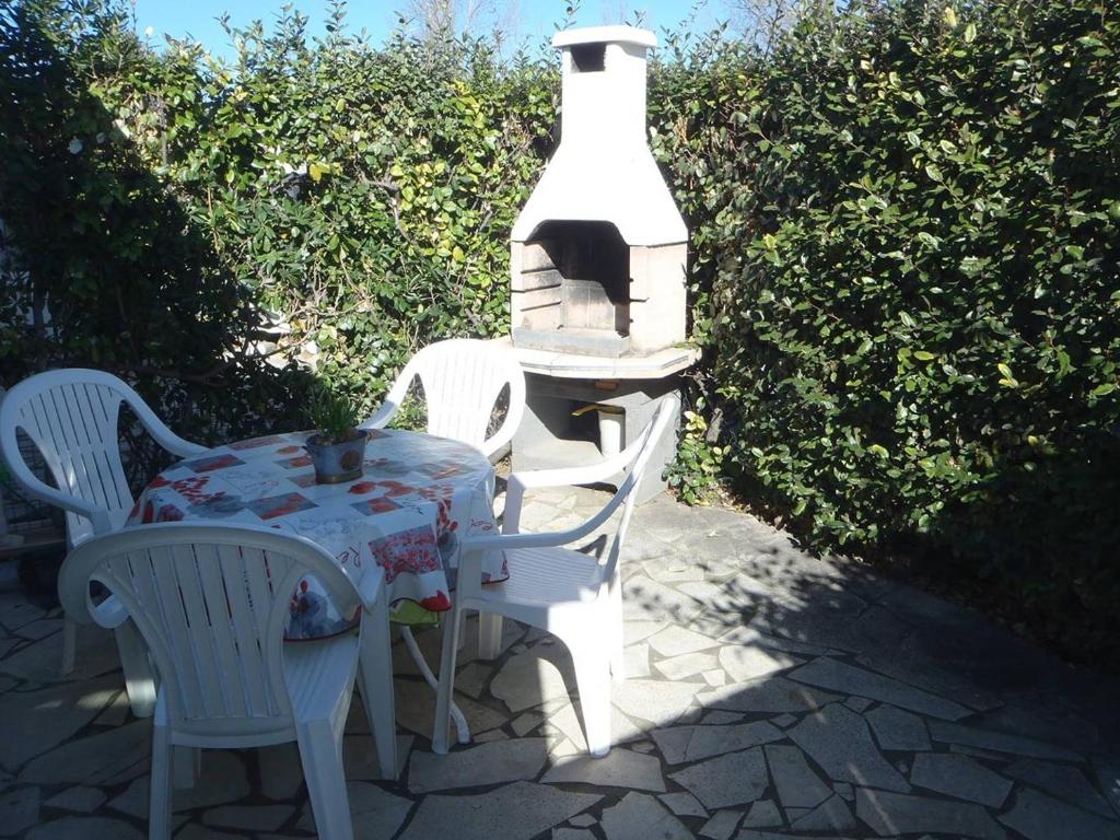 d'une table, de deux chaises et d'un vase sur la terrasse. dans l'établissement VILLA 3 PCES MEZ 42m2 + TERRASSE 11m2 REF 4054, à Le Castellas