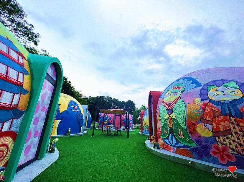a group of inflatable bouncy castles on the grass at Mamee Dome Villa Best Homestay in Kampong Alor Gajah