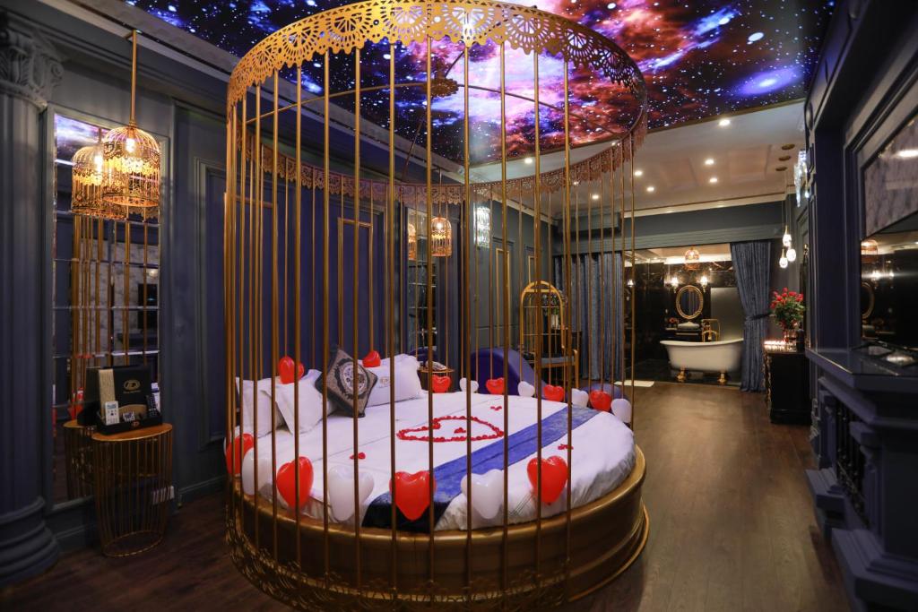 a room with a bed in a gold cage at DANG ANH HOTEL 1 in Hanoi