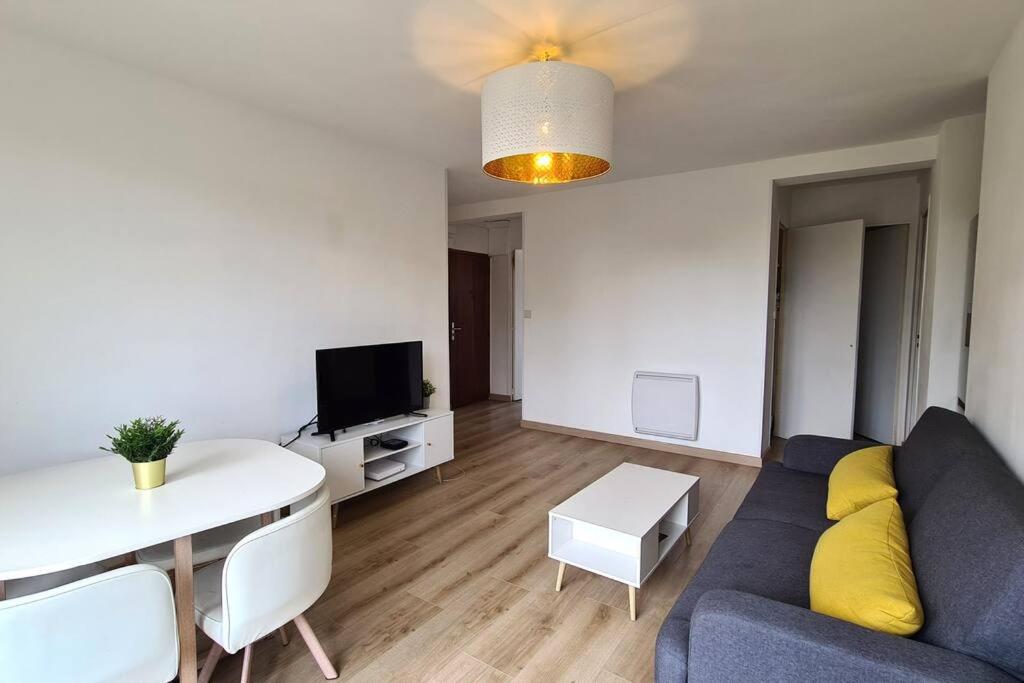 un salon avec un canapé et une table dans l'établissement Superbe T4 ensoleillé avec balcon à Avignon, à Avignon