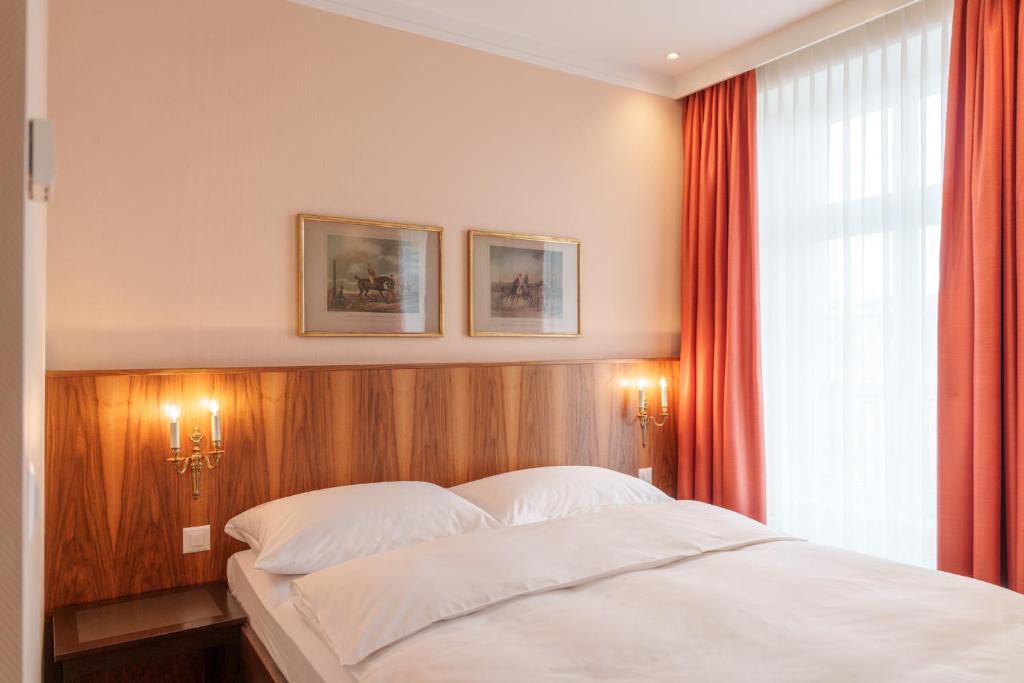 Voodi või voodid majutusasutuse Hotel Schweizerhof Basel toas