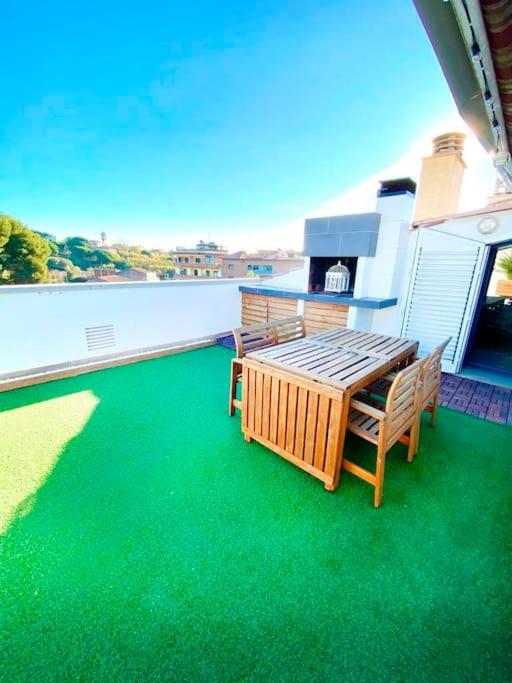 a patio with two chairs and a table on a balcony at Moderno Dúplex in Malgrat de Mar