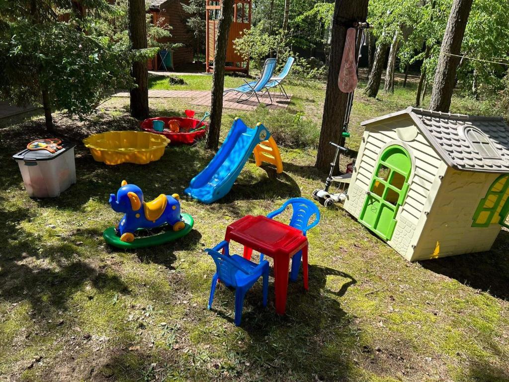 un grupo de niños jugando en un patio en Brzozowy zakątek, en Królewo