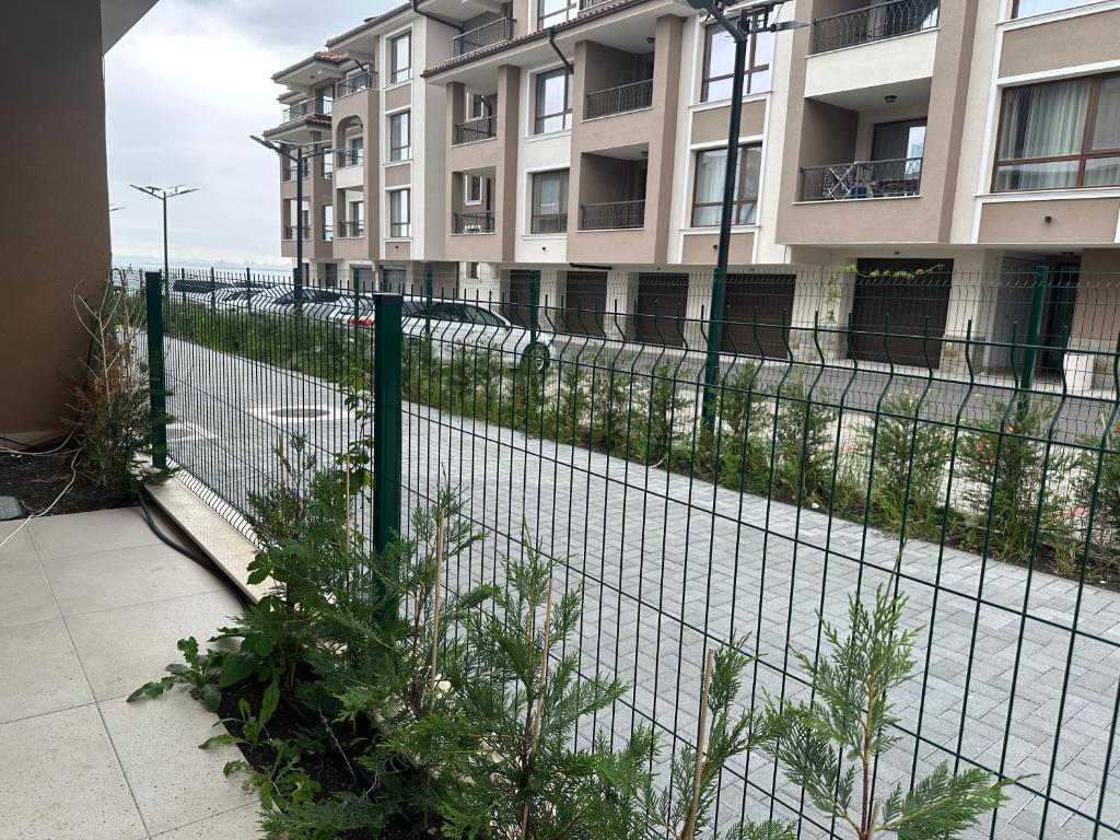 een hek voor een gebouw bij Сарафово Лукс Тераса Първа Линия in Sarafovo