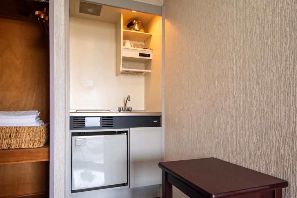 Kuchyň nebo kuchyňský kout v ubytování Yamato Saidaiji Hotel SINDAI