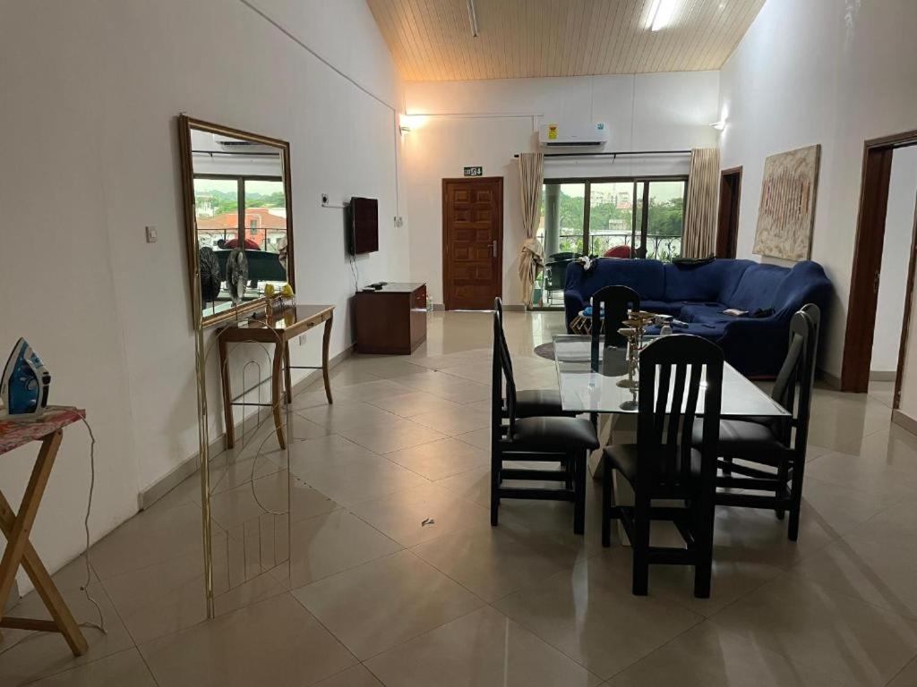 ein Wohnzimmer mit einem Tisch, Stühlen und einem Sofa in der Unterkunft EYIRBA in Bawaleshi