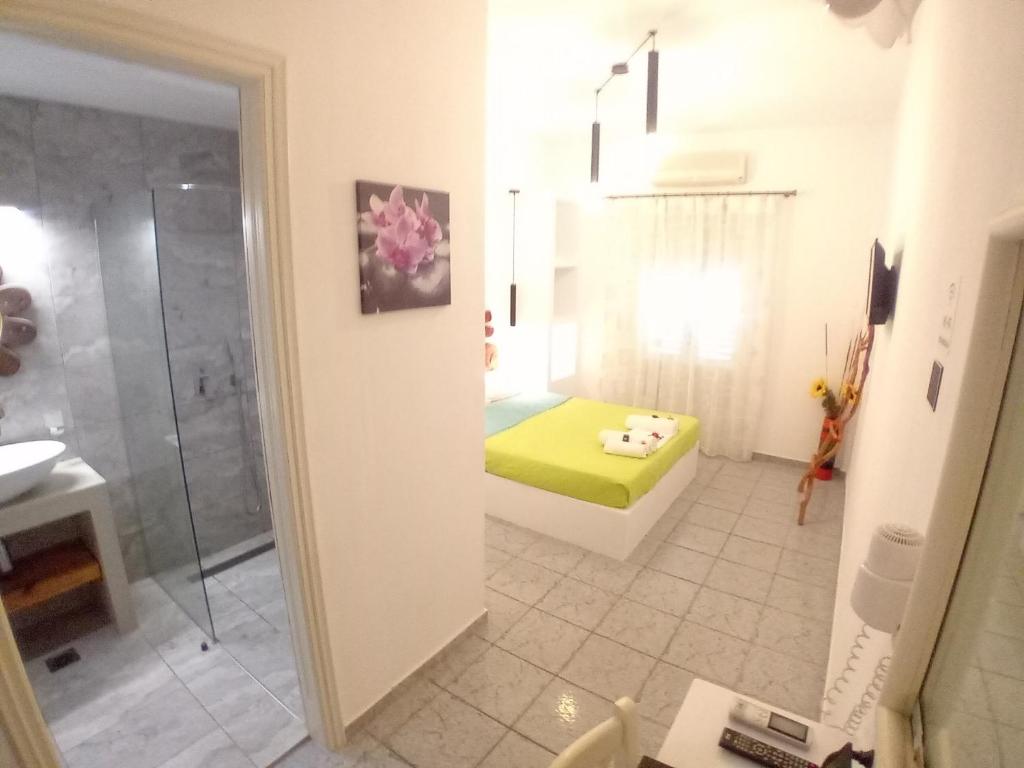 La salle de bains est pourvue d'une douche, de toilettes et d'un lavabo. dans l'établissement Nikolas ios Village, à Ios Chora