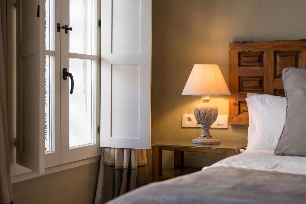 Łóżko lub łóżka w pokoju w obiekcie Hotel La Casa del Califa