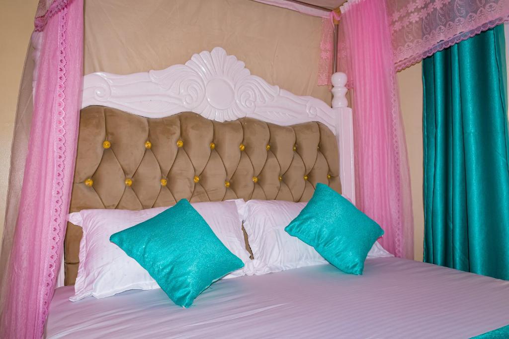Postel nebo postele na pokoji v ubytování Dasha Studio apartment Bamburi D4