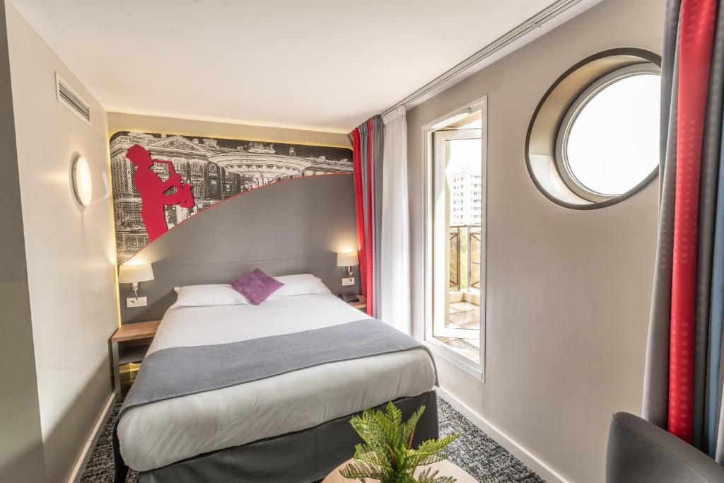 Кровать или кровати в номере Hotel Inn Design Paris Place d’Italie (ex Timhotel)