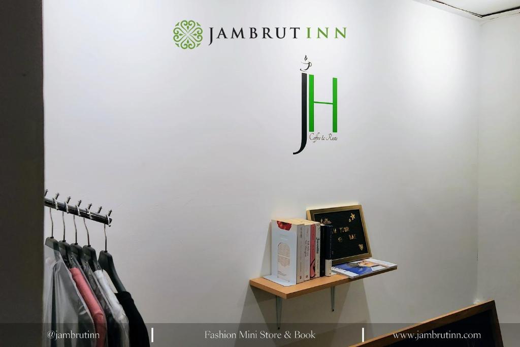 Certifikát, hodnocení, plakát nebo jiný dokument vystavený v ubytování Jambrut Inn