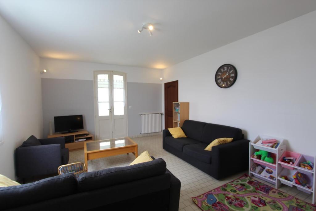 un salon avec deux canapés et une télévision dans l'établissement 8 couchages à 6 klm des plages, à Saint-Denis-du-Payré