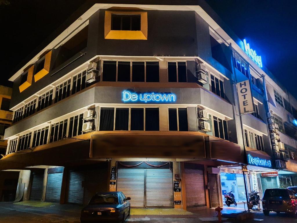 un edificio con un cartel en el costado en De UPTOWN Hotel @ P.J. 222, en Petaling Jaya