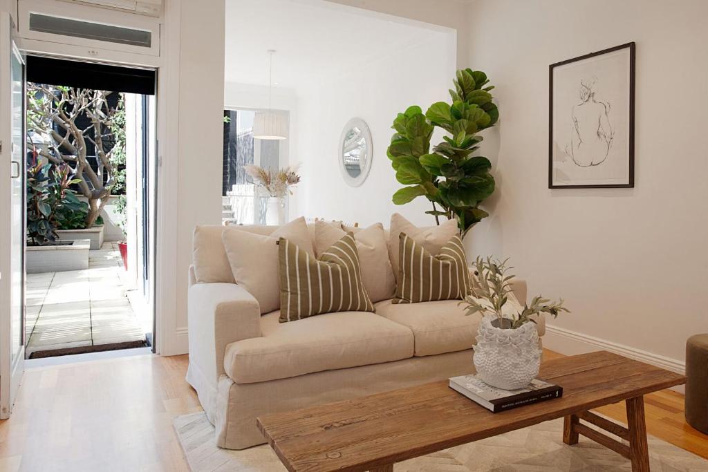 uma sala de estar com um sofá e uma mesa em Chelsea Chic Paddington em Sydney