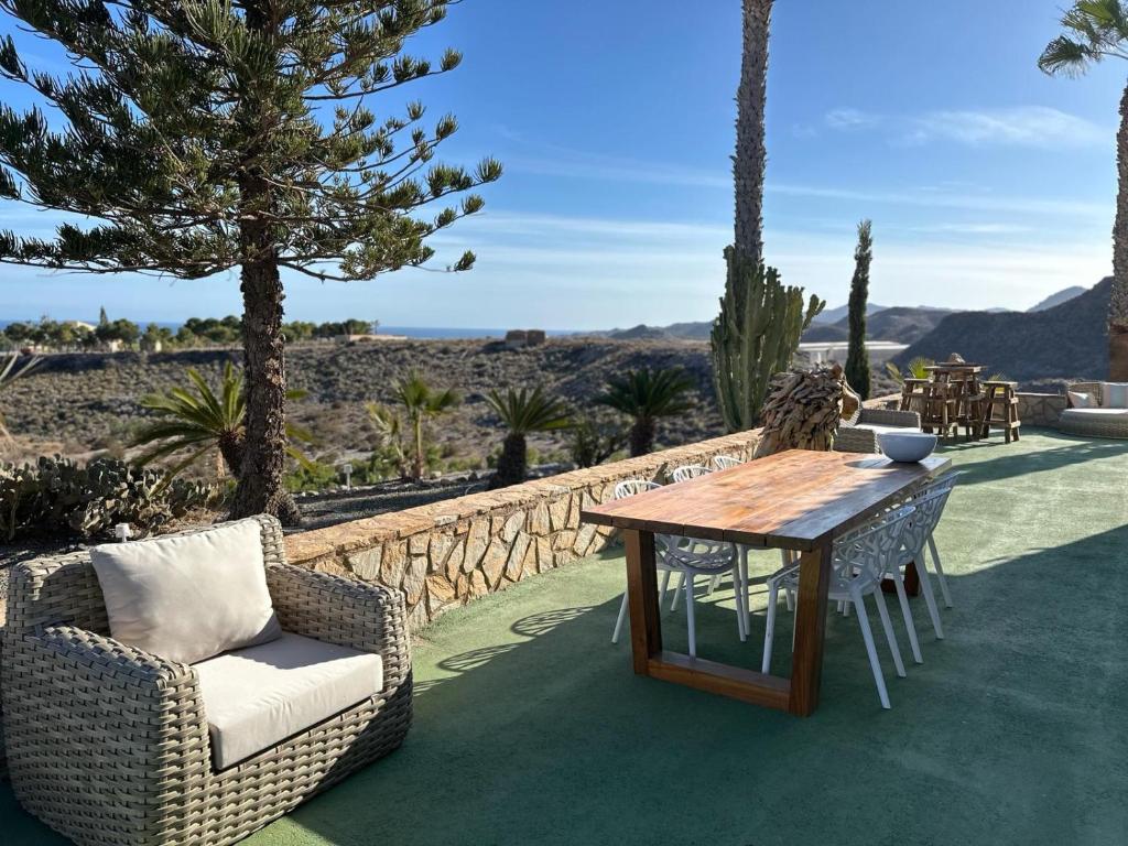 un tavolo e sedie su un patio con vista sul deserto di Villa Ans a Pulpí