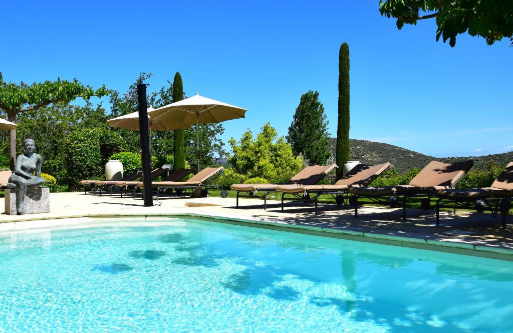 費里切托的住宿－卡斯安娜利迪婭- 魅力酒店，一个带躺椅和遮阳伞的游泳池