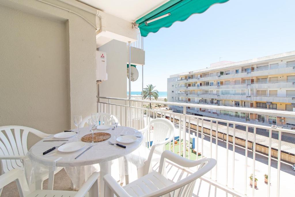 カネット・デ・ベレンゲルにあるGlobal Properties, Las dachas 1 - Apartamento en primera línea de playaの白いテーブルと椅子