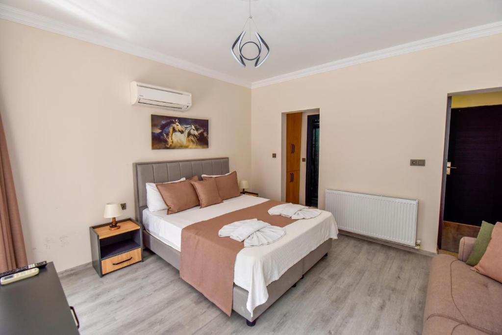 Кровать или кровати в номере Mykonut Boutique Suites
