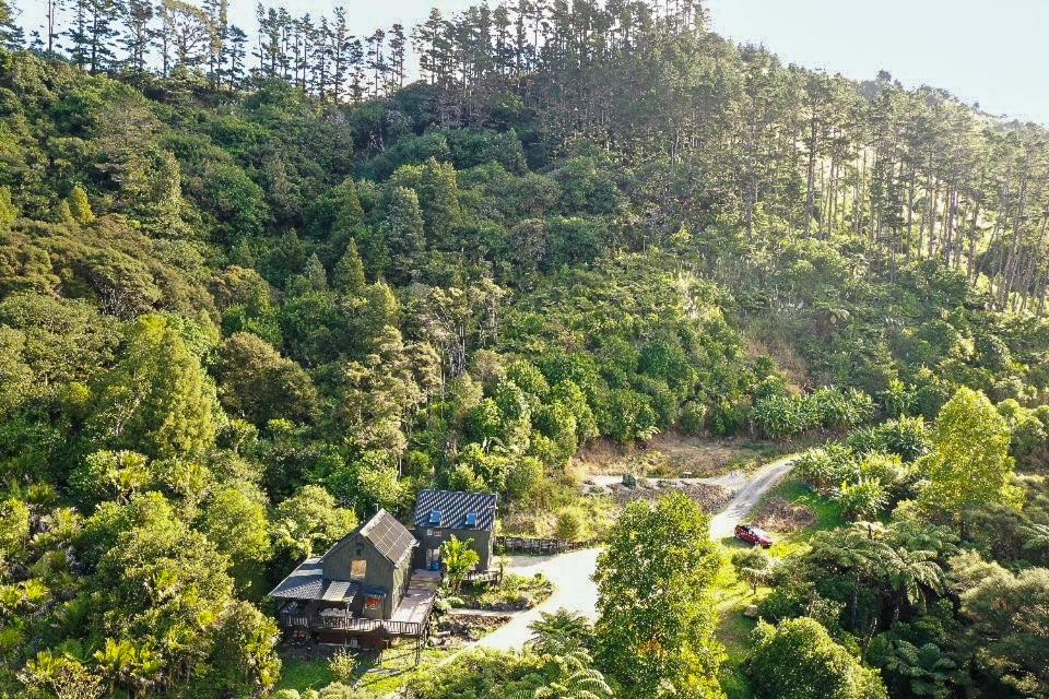 Et luftfoto af Matakana Retreat - Luxury Off Grid Lodge in Nature