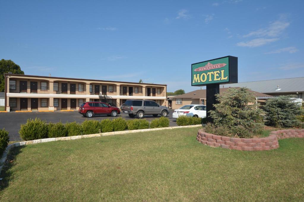 a motel sign in front of a parking lot at Newcastle Motel in Newcastle