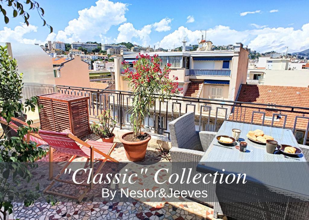  Il dispose d'un balcon avec une table et des chaises. dans l'établissement Nestor&Jeeves - CORAL SEA TERRACE - Central - Very close beaches, à Nice