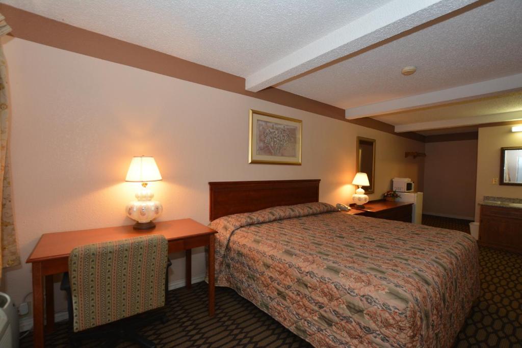 Newcastle Motel - Deluxe King Room - Non-Smoking