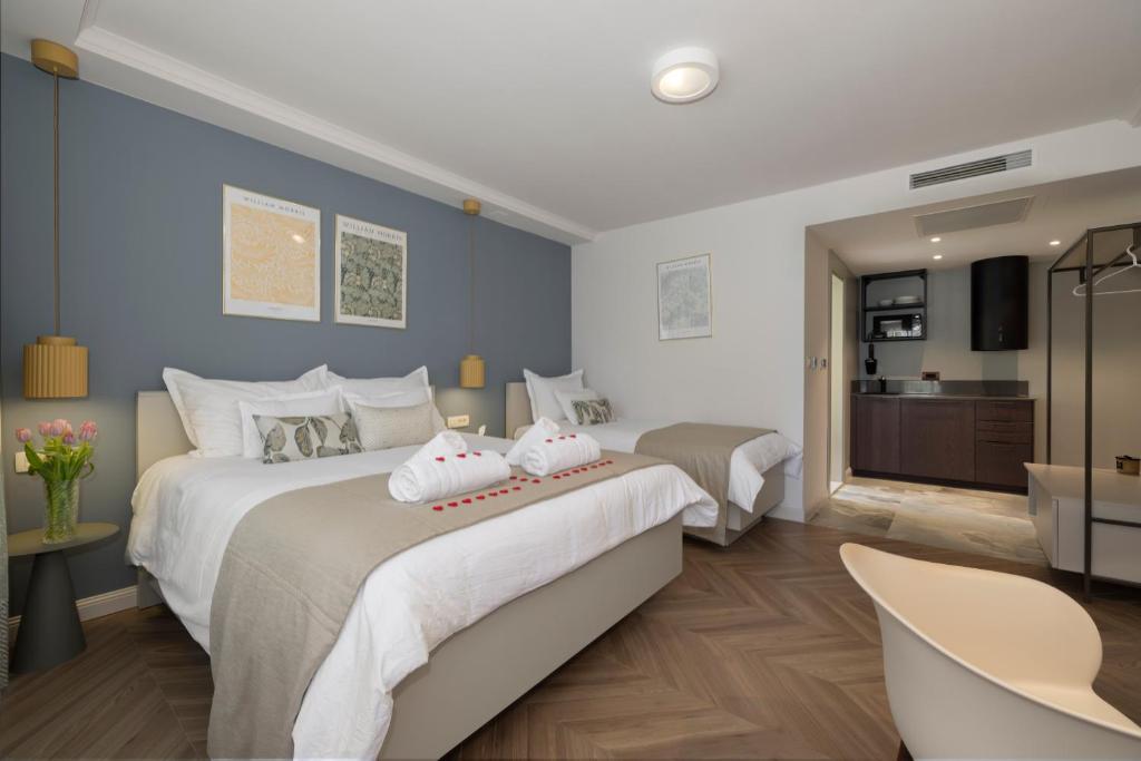 Postel nebo postele na pokoji v ubytování Makarska City Bay Studios