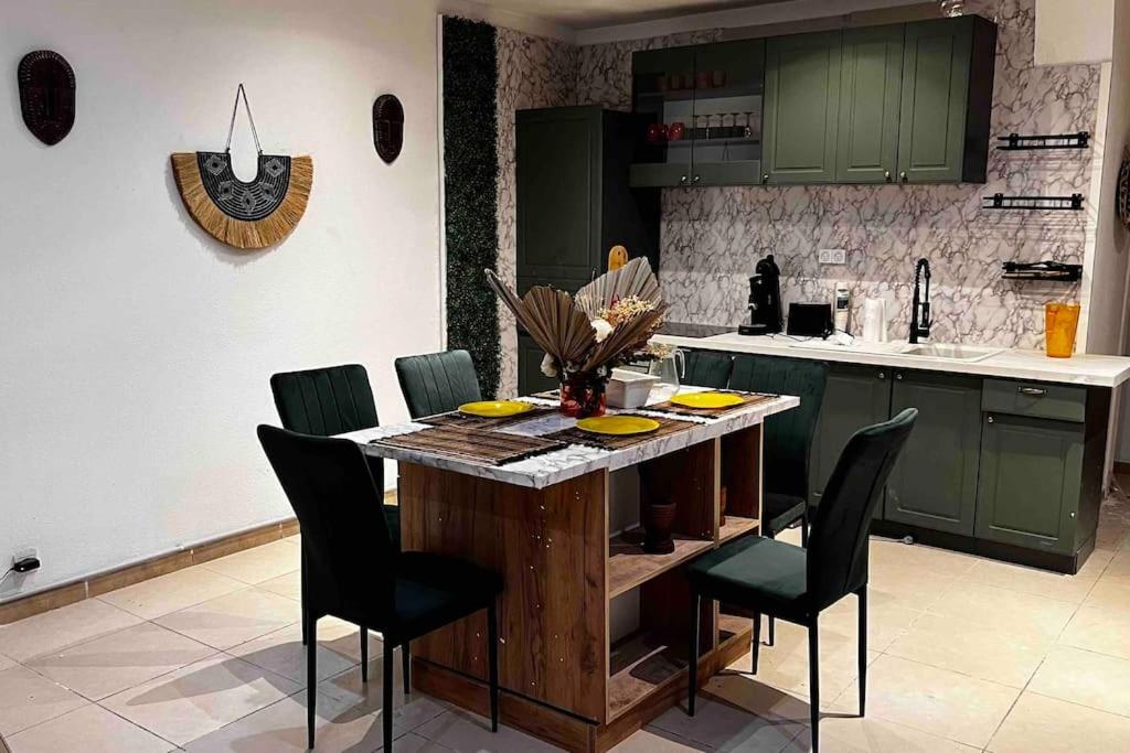 Η κουζίνα ή μικρή κουζίνα στο Loft cosy chic, près des grands Buffets