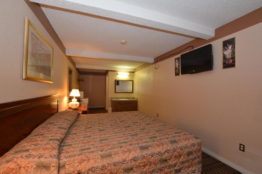 Newcastle Motel - Deluxe King Room - Smoking