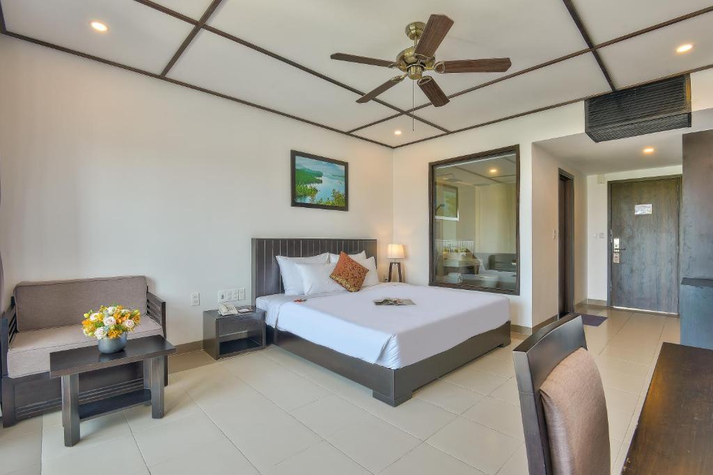 Postel nebo postele na pokoji v ubytování White Lotus Hotel Hoian