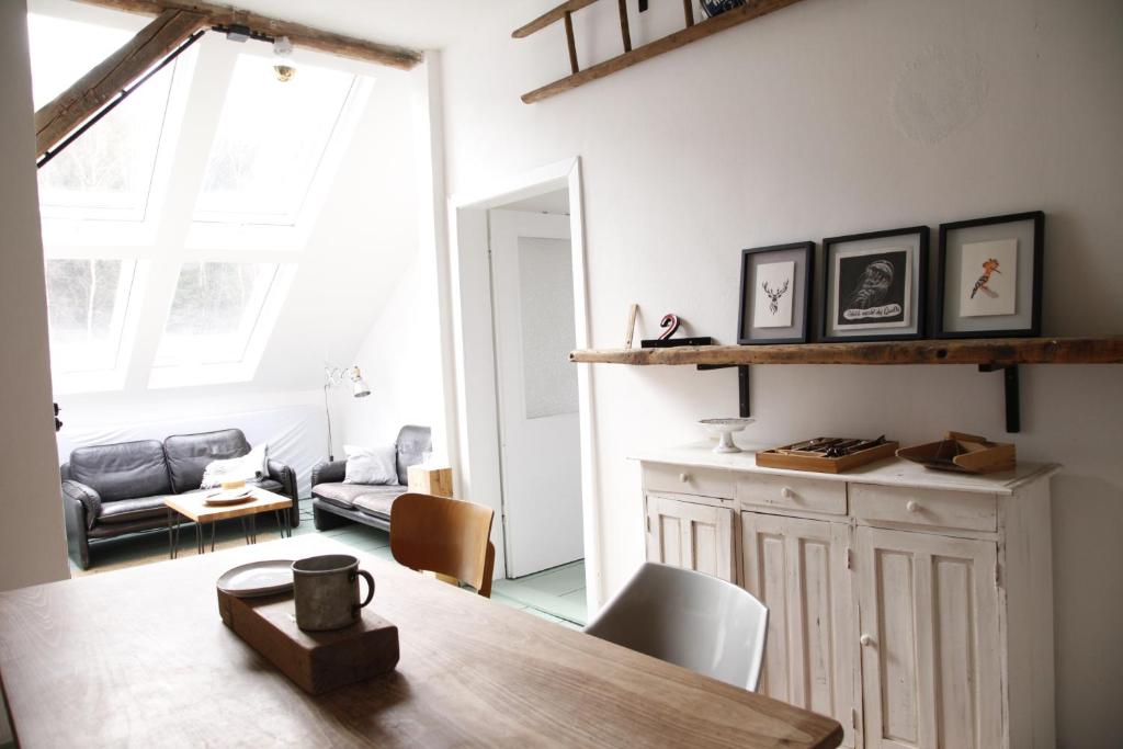 cocina y sala de estar con mesa de madera en Grüne Villa, en Bad Brambach