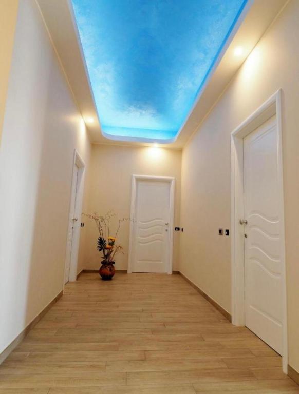 a room with a ceiling with a blue ceiling at B&B Galatea in Santa Domenica