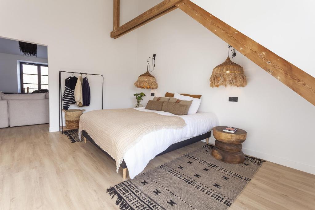 una camera bianca con un letto e un tappeto di 716-Villa Kerilis a Loctudy