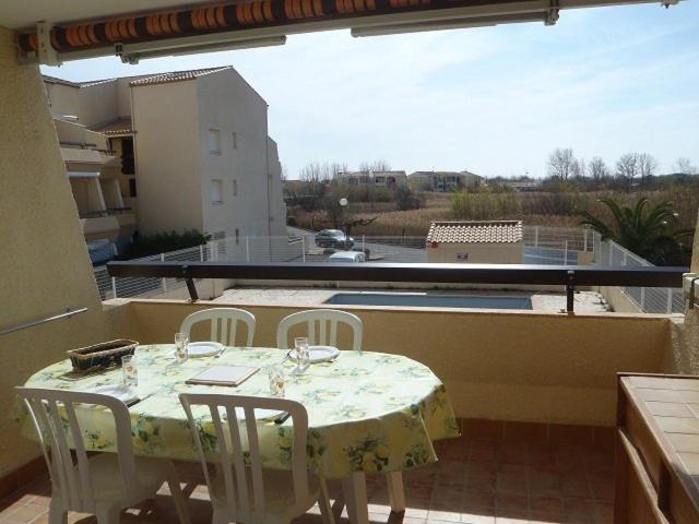 une table blanche et des chaises sur un balcon avec vue dans l'établissement APPT 3 PIECES 28m2 + LOGGIA 8m2 REF 4046, à Le Castellas