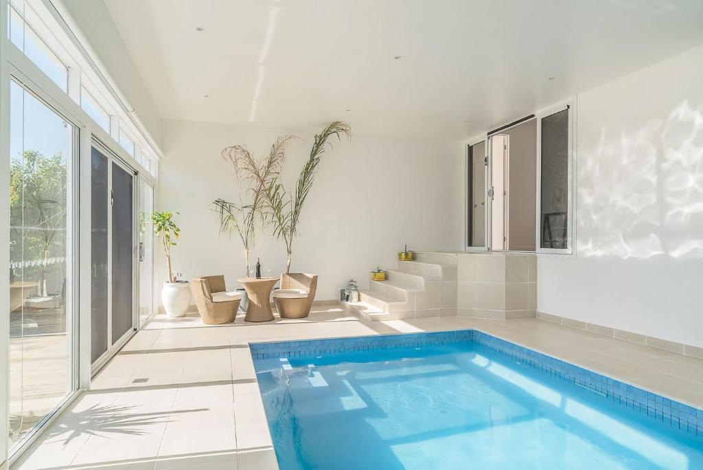 baño con piscina en una casa en Currawong Close Pool Pool Table Alfresco Featured, en Cowes