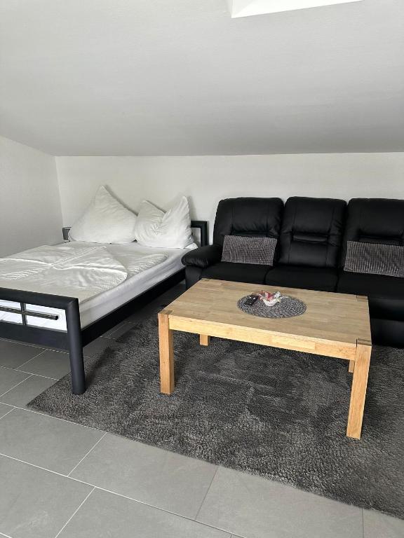 sala de estar con sofá y mesa de centro en Ferienwohnung Bodensee, en Friedrichshafen