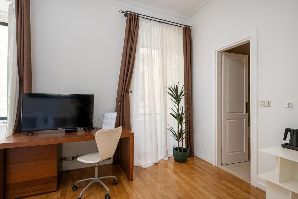 Televízia a/alebo spoločenská miestnosť v ubytovaní Blasius Residence
