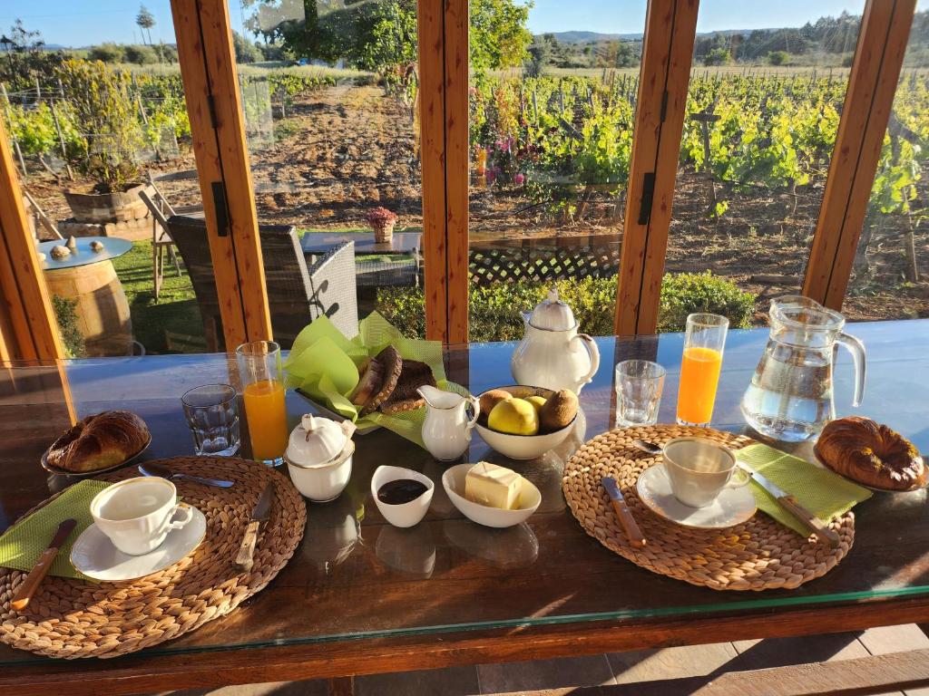 una mesa con comida y vistas a un viñedo en Apartamento El Baco entre viñedos, en Arriate